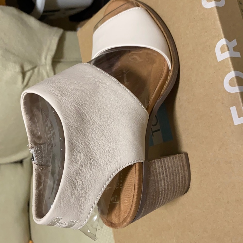 Tom’s soft beige leather wedges